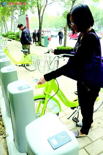 市民在站點(diǎn)刷卡取車。記者 殷夢(mèng)