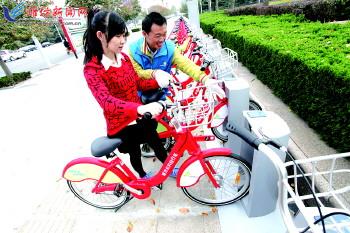 工作人員指導(dǎo)市民取車。記者 張馳