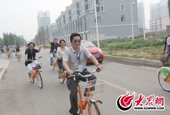 記者們騎上公共自行車(chē)，感受到城市公共自行車(chē)的便捷和樂(lè)趣。 記者 郭豪 攝。