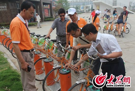 采訪團(tuán)記者做好準(zhǔn)備體驗(yàn)公共自行車(chē)。 記者 郭豪 攝。