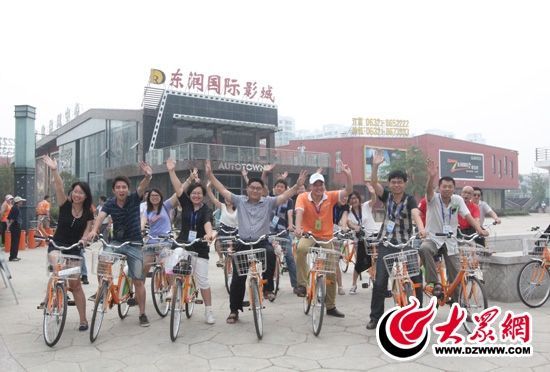 采訪團(tuán)記者做好準(zhǔn)備體驗(yàn)公共自行車(chē)。 記者 郭豪 攝。